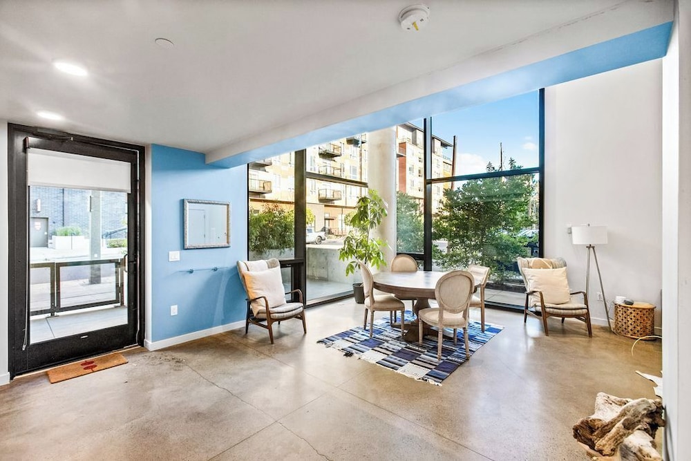 Airy and Open Corner Loft - 92 Walkscore