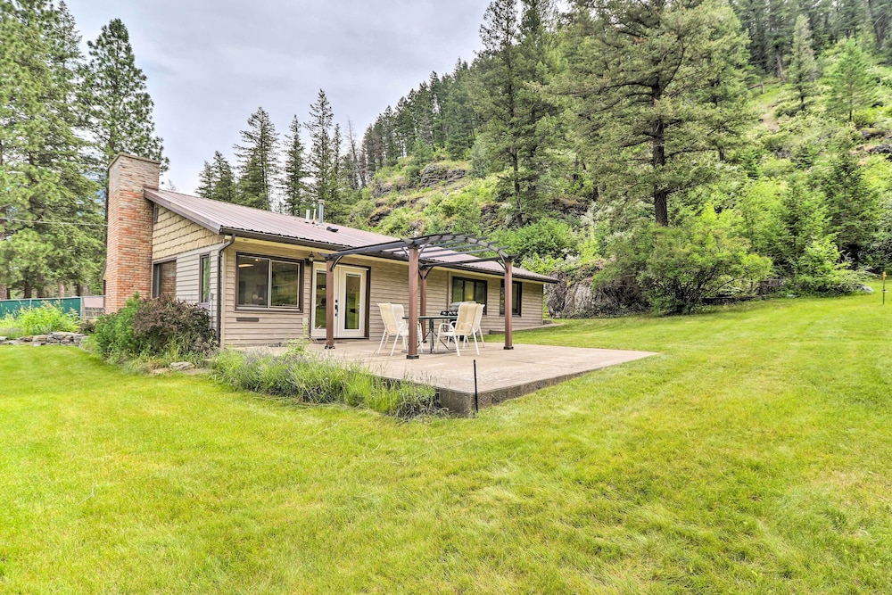 Columbia Falls Home: 14 Mi to Glacier Natl Park!