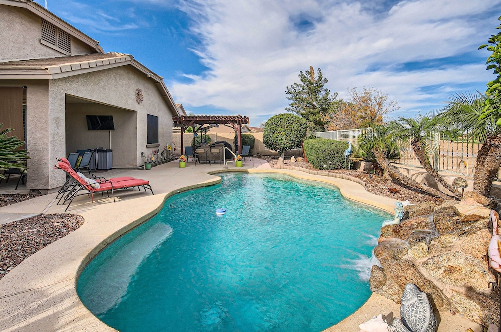 Heated Pool, Gas Grill & Yard: Phoenix Retreat!