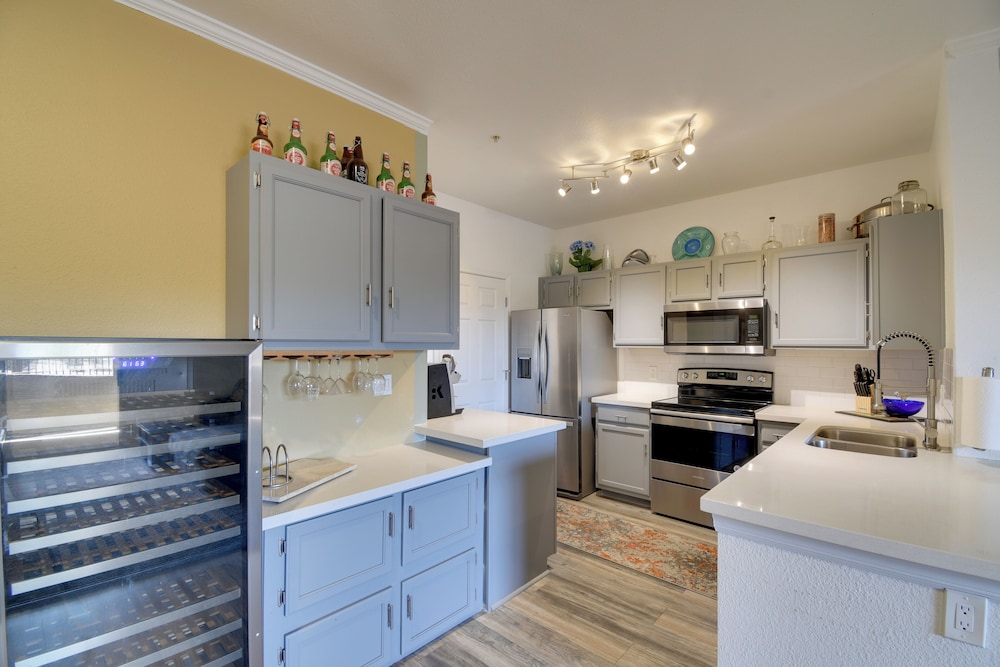 'red Rox' Phoenix Condo w/ Patio ~ 3 Mi to Airport
