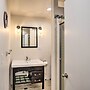 Convenient Burien Getaway: 12 Mi to Dtwn Sea!