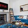 Huge House Pool Table Parking Garden sky tv Wifi