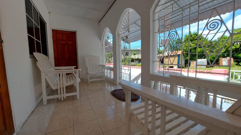 House - Sleeps 6 - Patio - Parking