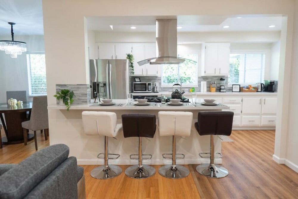 Disneyland Renovated 3BR Fullerton House w Garage Fenced Yard p56