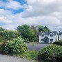 Modern Bright Detached Home Just a Short Stroll From Town