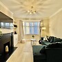 Stylish 3-bed House in Hornchurch - Free Parking