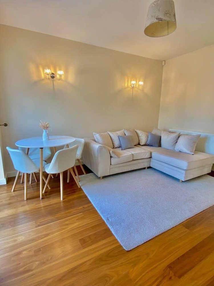 Impeccable 3-bed House in Thames Ditton