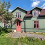 2 Bed House Sleeps 4 With Garden & Free Parking
