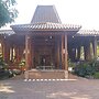 Collection O 93028 Homestay Joglo Ibu