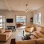 Spacious Family 4BR Seaside House, Fantastic Sea Views, 20 Meters to B