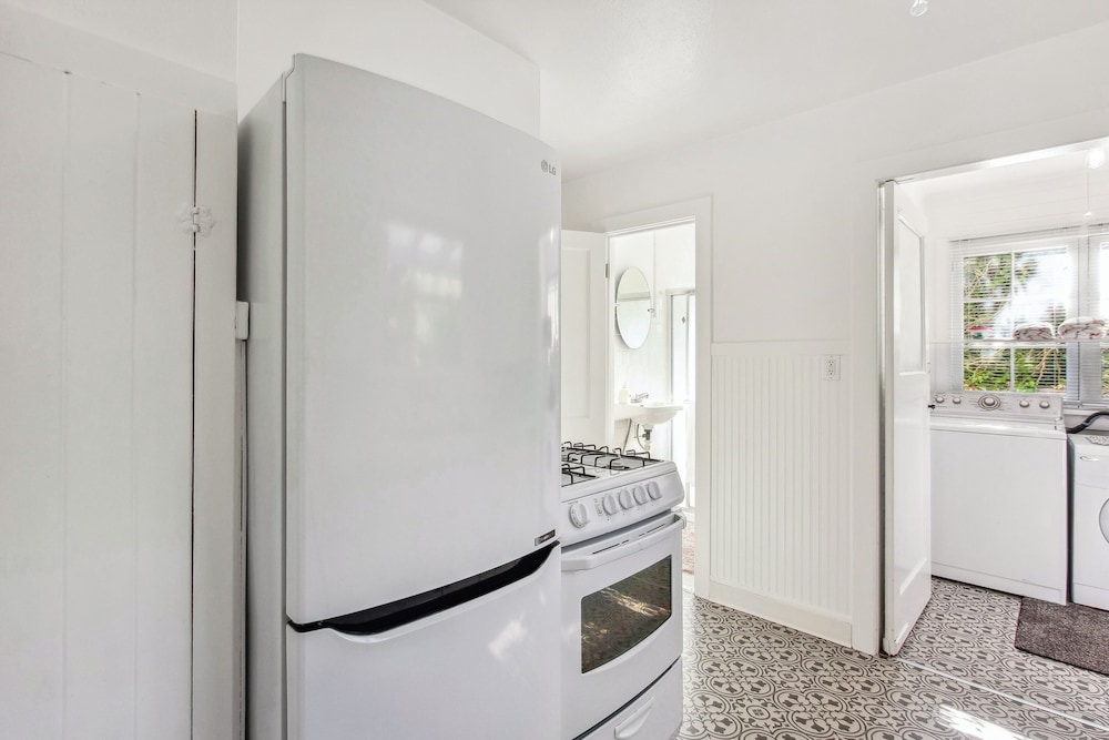 Charming Eugene Retreat: Private Hot Tub & Yard!