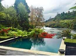 Huka Lodge, Beckons