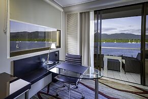 Hilton Cairns