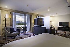 Hilton Cairns