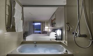 Hilton Cairns