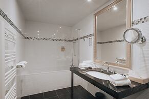 Henry II Hotel