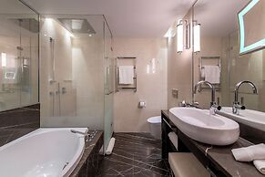 Royal Savoy Hotel & Spa