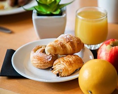 Holiday Inn Edinburgh Zoo by IHG