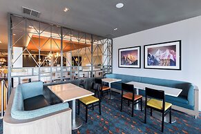 Holiday Inn Edinburgh Zoo by IHG