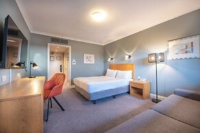 Holiday Inn Edinburgh Zoo by IHG