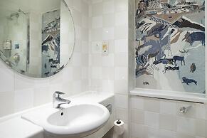 Holiday Inn Edinburgh Zoo by IHG