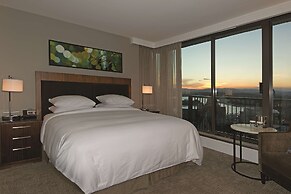 DoubleTree by Hilton Hotel & Suites Victoria