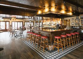 DoubleTree by Hilton Hotel & Suites Victoria