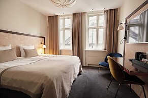 Ascot Hotel
