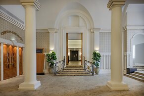 The Queens Hotel