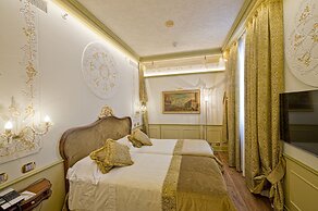 Hotel Monaco & Grand Canal