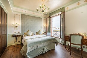 Hotel Monaco & Grand Canal