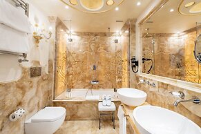 Hotel Monaco & Grand Canal