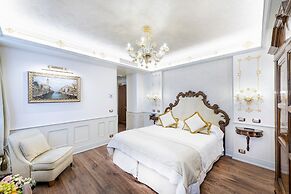 Hotel Monaco & Grand Canal
