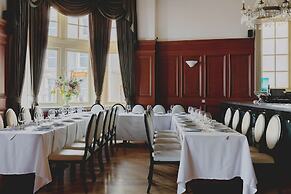 The Queens Hotel