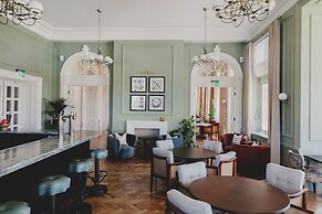 The Queens Hotel