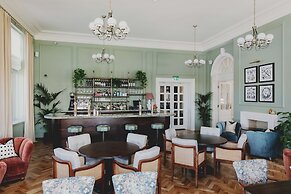 The Queens Hotel
