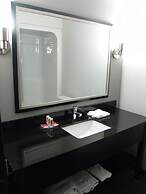 Clarion Pointe Downtown