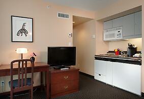 Rosedale On Robson Suite Hotel