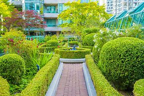 Rosedale On Robson Suite Hotel