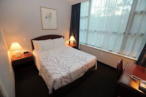 Rosedale On Robson Suite Hotel
