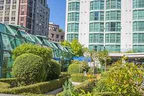 Rosedale On Robson Suite Hotel