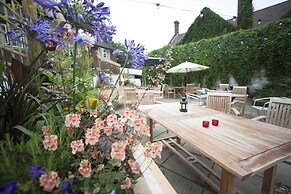 Norfolk Arms Hotel