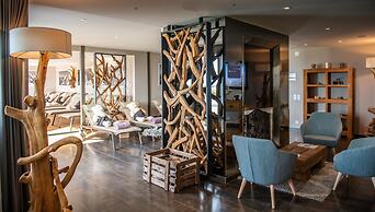 Everness Hotel & Resort