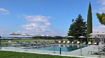 Everness Hotel & Resort