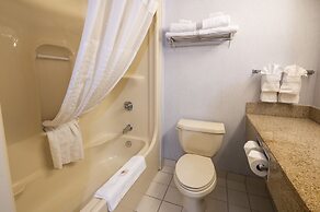 Comfort Hotel & Suites