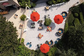 Carlton Oasis Hotel