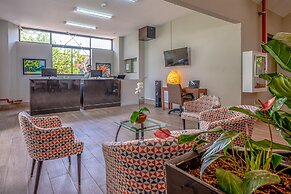 Irazu Hotel & Studios