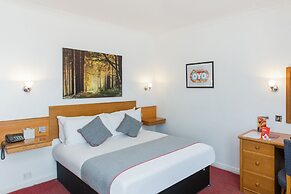 OYO Stade Court Hotel
