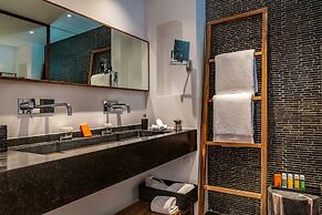Christopher Hotel