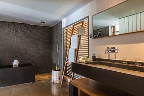 Christopher Hotel